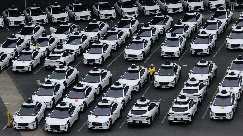 Waymo-Robotaxis auf dem Parkplatz