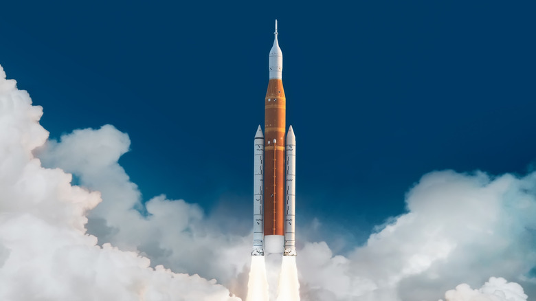 Die Rakete des Artemis Space Launch System (SLS) steigt in den Himmel