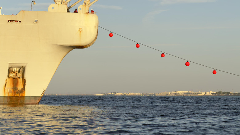 Ein Kabelverlegeschiff verlegt ein Glasfaserkabel unter Wasser.