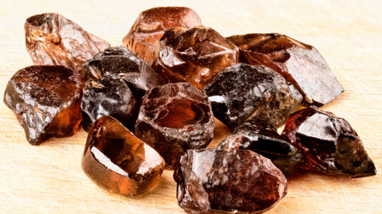 Braune Zirkonkristalle